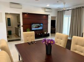 Fairway 2 Bedroom Luxury Apartment with Gym and Pool，位于巴塔拉穆拉的公寓