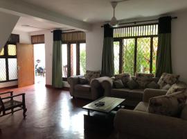 Central residence Rajagiriya-Entire House，位于斯里贾亚瓦德纳普拉科特的乡村别墅