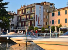 AMBRA HOTEL - The only central lakeside hotel in Iseo，位于伊塞奥的酒店