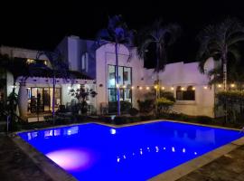 Casa del Arte, a luxury beachfront villa with private pool，位于特拉的海滩短租房