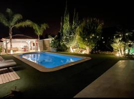 1 Habitación con baño privado frente a la piscina, máximo para 4 personas, No es la casa completa,1cama y 1 sofa-cama，位于圣维森特德尔拉斯佩奇的酒店