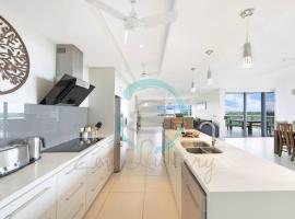 ZEN LUXURY: 2-Story 4-BR Penthouse in Darwin City with Mindal Markets & Harbour Views，位于达尔文的酒店