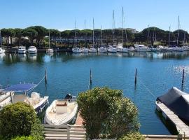 Marina Lairan Vue sur l'eau et les bateaux de Port Camargue 2étoiles F，位于勒格罗-迪鲁瓦的酒店