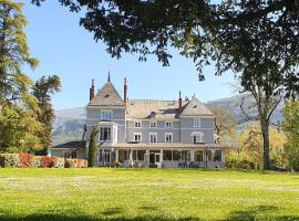 Domaine des Cèdres - Hôtel, gîtes et insolites，位于Villebois的酒店