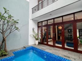 Cottonwood 4BR Villa Sutami with Pool Netflix BBQ，位于万隆的酒店