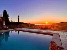 Luxury Villa Makris with private heatable pool，位于Kavvadádes的酒店