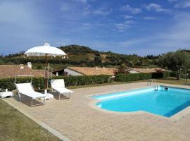 Casa vacanze con piscina vista mare，位于泰尔泰尼亚的度假屋