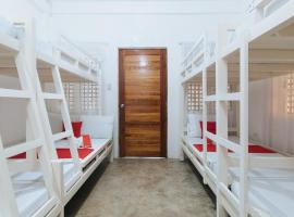 RedDoorz @ Camp Saint John Hotel La Union，位于San Juan的酒店