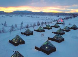 Aurora Pyramid Glass Igloos，位于KöngäsLevi Huskypark附近的酒店