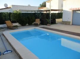 Casa con piscina privada en barrio tranquilo，位于卡斯特罗·德波利亚斯的乡村别墅