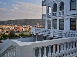The Hilltop Skyline Hotel，位于第比利斯的酒店