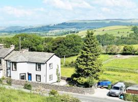 Cosy country cottage with log fireplace and views，位于肯德尔的度假屋