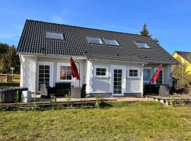 Ferienhäuser Insel Usedom Haus Mila 6 - Blick aufs Achterwasser! Whirlpool und Sauna，位于Lütow的酒店