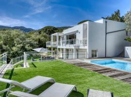 Beautiful contemporary villa with sea view, heated swimming pool, near Saint Tropez，位于滨海卡瓦莱尔的乡村别墅