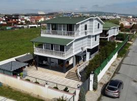 Rizk Villa sea view villa in silivri , istanbul，位于锡利夫里的酒店