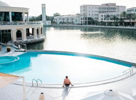 Millennium Lakeview Hotel Formerly Copthorne Lakeview Hotel，位于迪拜阿勒马克图姆国际机场 - DWC附近的酒店