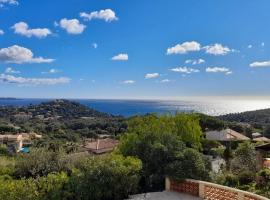 4-Star Private Villa with Heated Pool and Panoramic Sea View at Gulf de Saint Tropez，位于滨海卡瓦莱尔的乡村别墅