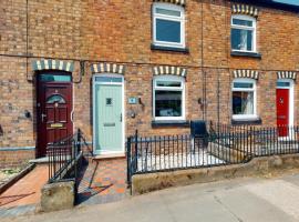 Modern 3-Bed House on Tarporley High Street，位于塔博雷的带停车场的酒店