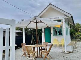 Sea Kecil Tiny House near Jetty of Kuala Besut，位于Kampong Nail的小屋