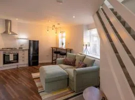 Modern Cottage for Couples, Parking, 3 Min 2 Beach