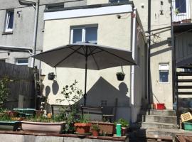 Apartment with shared garden and basic equipments，位于普利茅斯城市机场 - PLH附近的酒店
