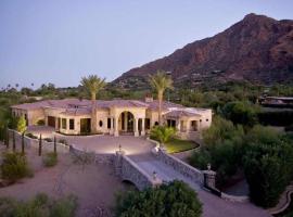 Camelback Mountain Mansion in Paradise Valley, AZ，位于斯科茨的酒店