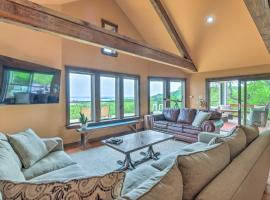 Spacious Canyon Lake Home on 3-Acre Property，位于峡谷湖的酒店