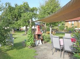Quaint Holiday Home In Girmont-Val-d'Ajol with Terrace，位于Pracht的带停车场的酒店