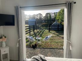 Farm Stay HARMONY Cottage at Wilindi Estate，位于亚伯的酒店