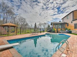 Lovely Highland Home with Pool and Hot Tub!，位于Highland的酒店