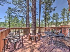 Forested Ruidoso Condo with Deck and Fireplace!，位于鲁伊多索的酒店