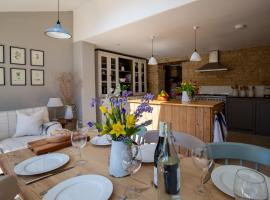 Gleneda Cottage - a renovated, traditional Cotswold cottage full of charm with fireplace and garden，位于Bourton on the Hill的酒店