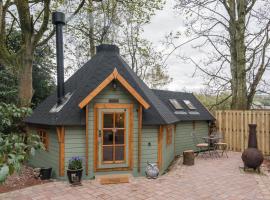 Copper Beech Cabin for Couples Outdoor Bath，位于Carluke的酒店