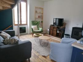 La maison à la porte bleue，位于Voutezac的酒店