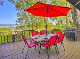 Charming Chattanooga Home with Downtown Views!，位于查塔努加的酒店