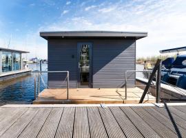 Beautiful houseboat in Marina of Volendam with shared pool，位于福伦丹的低价酒店