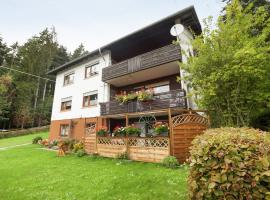 Cosy and spacious apartment with balcony in the Black Forest，位于瓦尔达塔尔的带停车场的酒店