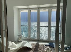 First row to the sea - Nautilus Deluxe Apartment，位于奥帕提亚的带按摩浴缸的酒店