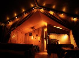 Glamped - Luxe camping，位于韦斯特卡佩勒的酒店