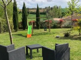 Suite indépendante au cœur d’un jardin arboré.