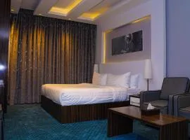 Clowzer Hotel
