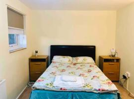 Private room 4-5 minutes drive to Luton Airport，位于卢顿的民宿