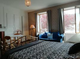 3 Place des Arbres, Chambres D'Hôtes, Felletin，位于Felletin的酒店