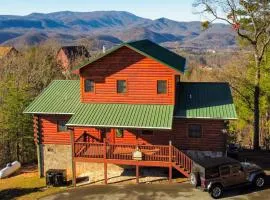 2 King Bedroom Cabin! 2 Jacuzzi Bath! Stunning Mtn View! Hot Tub! Game Room!