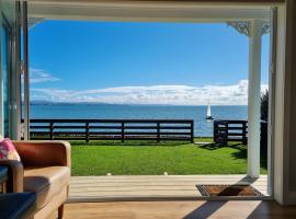Red Rock Cottage, beachfront luxury，位于Clarks Beach幽灵出没主题公园附近的酒店