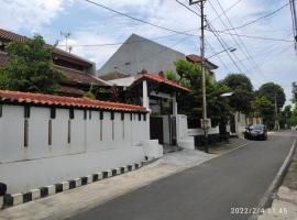 Kelana 2 Nice Homestay (5 Bed Rooms) Semarang，位于三宝垄的酒店