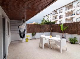 Near beaches large private patio, aircon & community pool，位于科马鲁加的海滩短租房