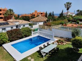 Beautiful 5 Bedroom Villa, Sea Views, Private Pool, Estepona newly refurbished，位于埃斯特波纳的酒店