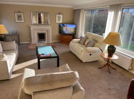 'Sounion' - Fabulous, spacious modern house with large private garden in Leafy Lytham，位于莱瑟姆-圣安妮的高尔夫酒店