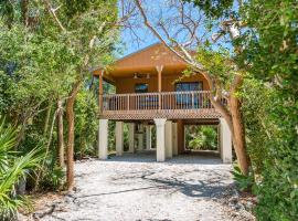 The Florida Keys Treehouse in Marathon, FL，位于马拉松的乡村别墅